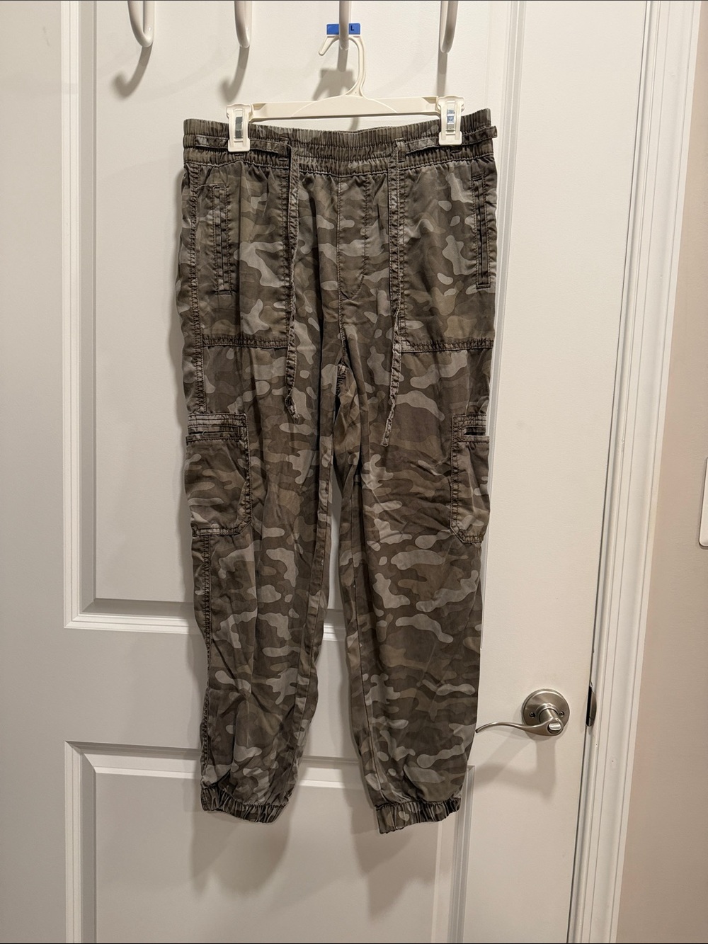 American Eagle Outfitters Women’s Olive Camo Cargo Joggers